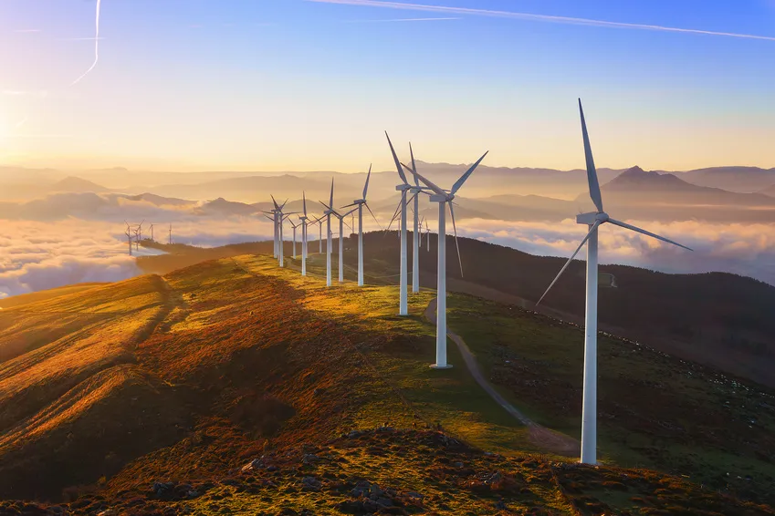 Éoliennes sur une crête au lever du soleil