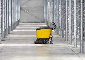 Autolaveuse dans un entrepôt