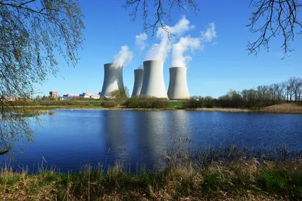 Centrale nucléaire au bord d’un plan d’eau