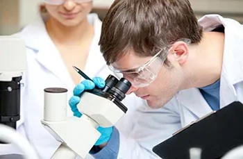 Scientifiques au microscope dans un laboratoire
