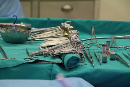 Instruments chirurgicaux sur un champ opératoire